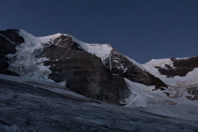 Unterhalb des Pfeilers