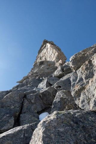 Unterhalb des Turms nach links traversieren