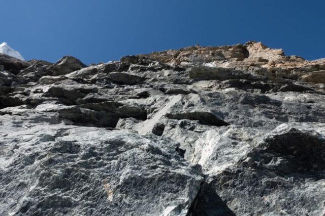 Hier gingen wir in zwei Seillängen links aufsteigend zum Grat.