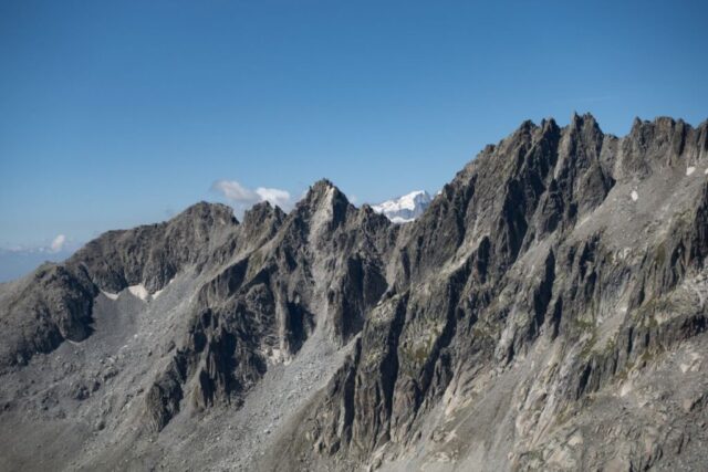 Das Gross Wannenhorn lugt hervor.