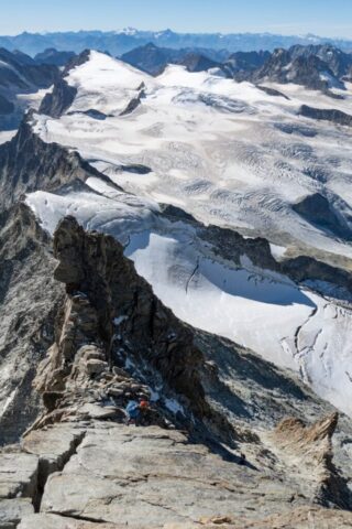 Abseilen oder Abklettern in das Couloir rechts unten (die Umgehung des Gendarme)